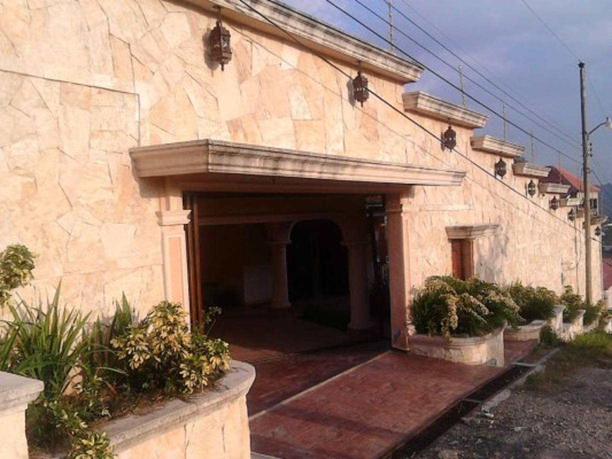 El muro, enchapada con piedra, de unas de las viviendas aseguradas por Operación Centurión rodear cerca de una cuadra.