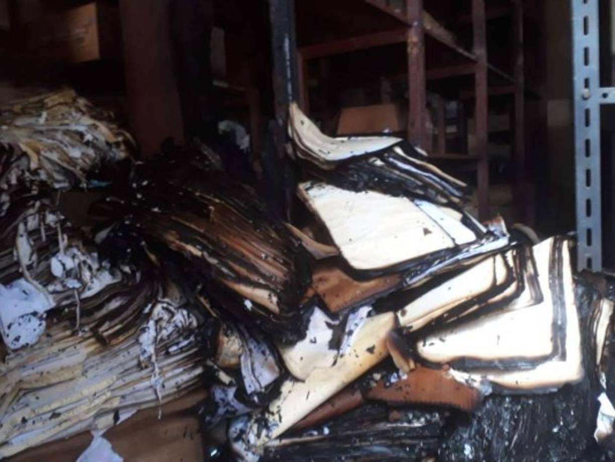 Después de quemar el Casco Histórico, los encapuchados continuaron enfrentándose con los policías.