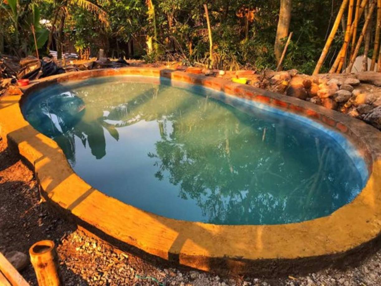 Le colocaron unos ladrillos que tenían en casa en las orillas y así quedó la piscina hecha por salvadoreños.