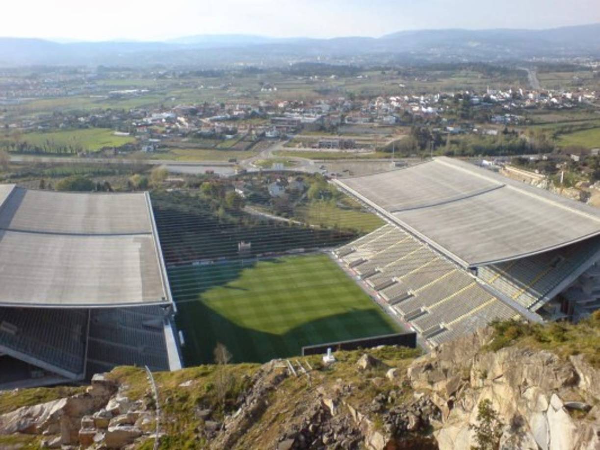 Estadio Municipal de Braga, se situa en Portugal, su tribuna es de 30 mil espectadores.Construido en 2003 en una cantera de Monte Castro, cuenta con gradas únicamente en los laterales de la cancha. Fue sede de la Eurocopa 2004.<br/>Foto:http://antonioluceni.blogspot.com/2013/12/
