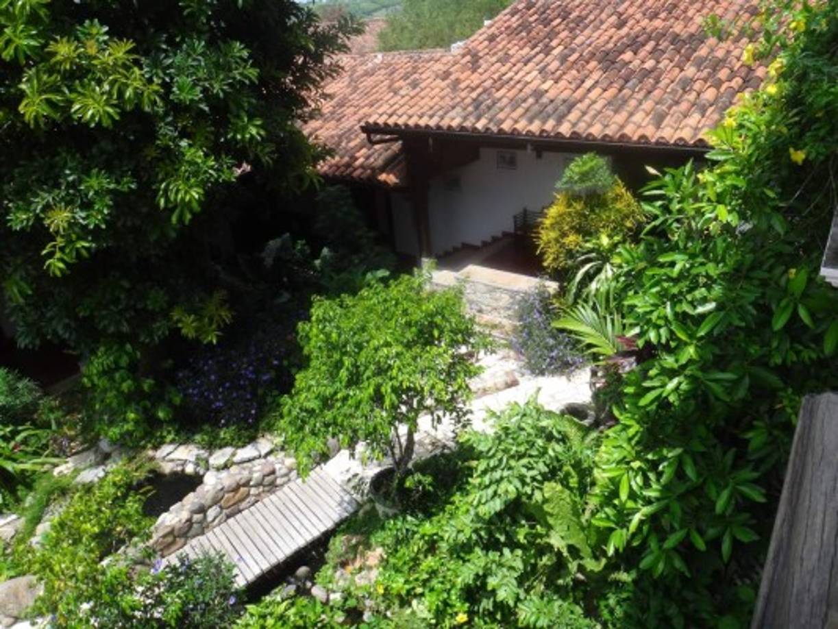 Jardín desde el interior del Hotel Marina Copán, en Copán Ruinas, Honduras.