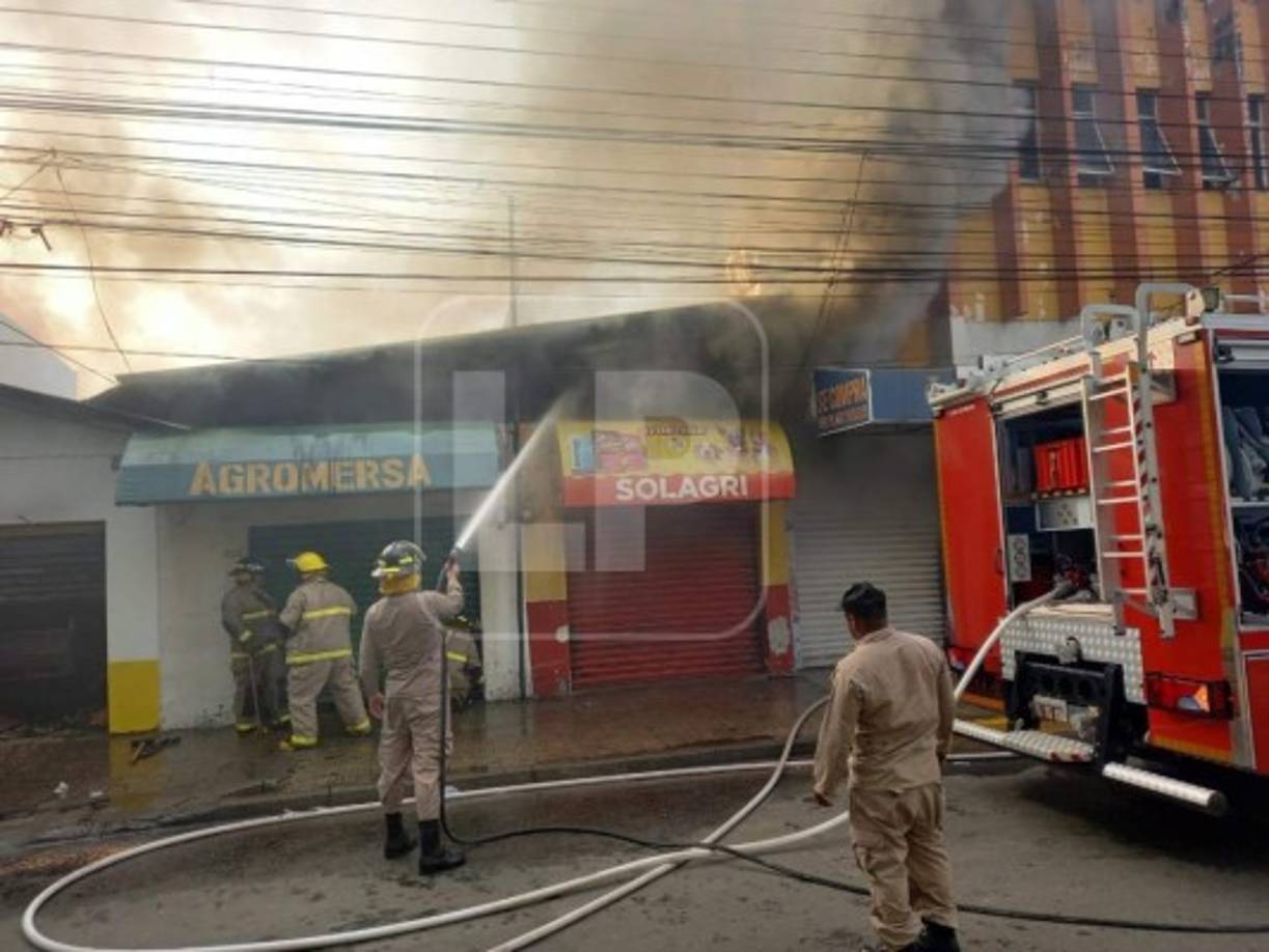 El incendio comenzó en una de las agropecuarias y luego se fue extendiendo hacia las demás.