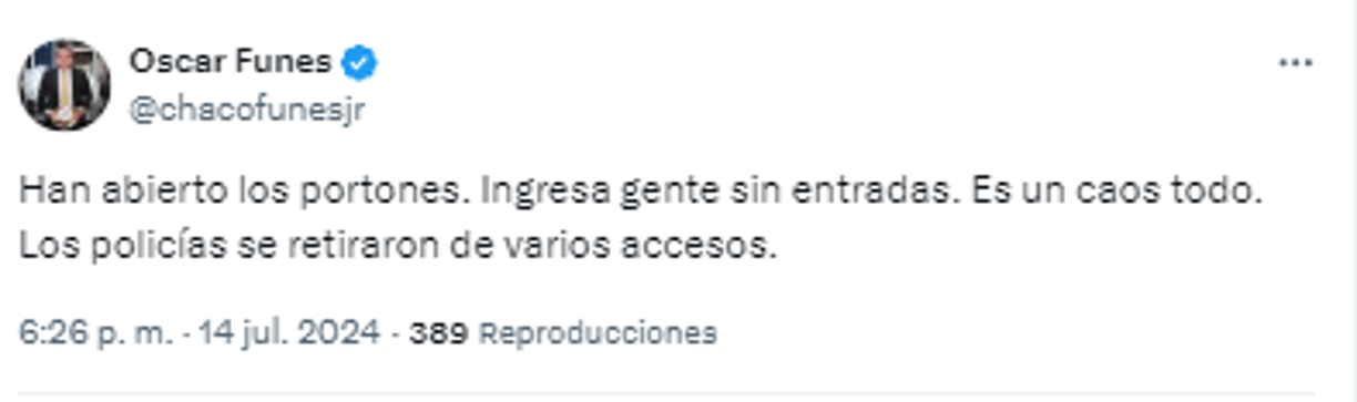 “Han abierto los portones. Ingresa gente sin entradas. Es un caos todo. Los policías se retiraron de varios accesos”, Óscar Funes, periodista hondureño.