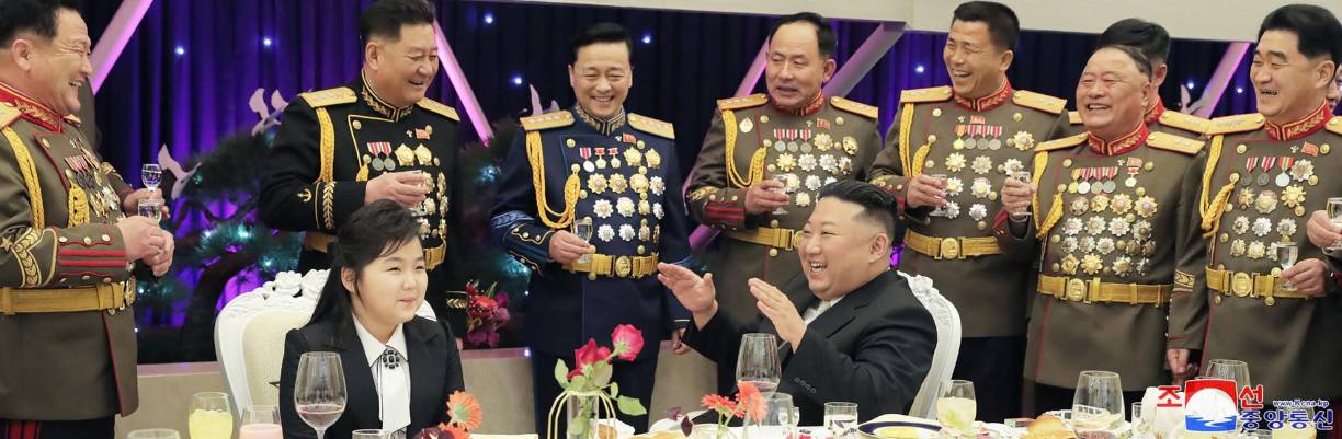 La prensa estatal norcoreana pasó años sin mencionar a los hijos de Kim. Sin embargo, en noviembre pasado apareció junto a Ju Ae durante el lanzamiento de un misil balístico. Desde entonces, la niña de 10 años ha aparecido junto a su padre en varios eventos, en particular el martes en un banquete por el aniversario de la fundación de las fuerzas armadas.