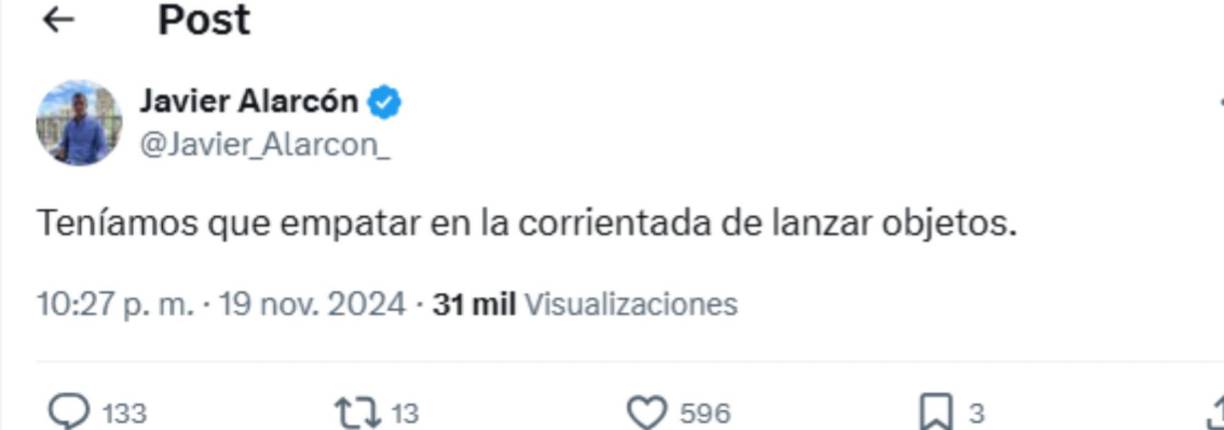 Javier Alarcón de ESPN se mostró indignado por la agresión de los aficionados mexicanos al cuerpo técnico de Honduras. 