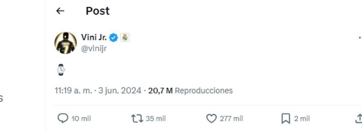 Vinicius puso simplemente un emoticono de un reloj, dejando claro que, como ocurrió, iba a ser inminente el anuncio de Mbappé. 
