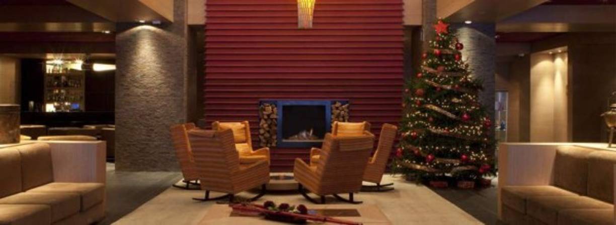 El hotel de categoría cuatro estrellas superior-- consta de 141 habitaciones, con dúplex, suites y junior suites, pensadas para familias o amigos con una capacidad máxima de cinco personas, todas ellas con una decoración inspirada en la alta montaña y vistas al valle o al monte.