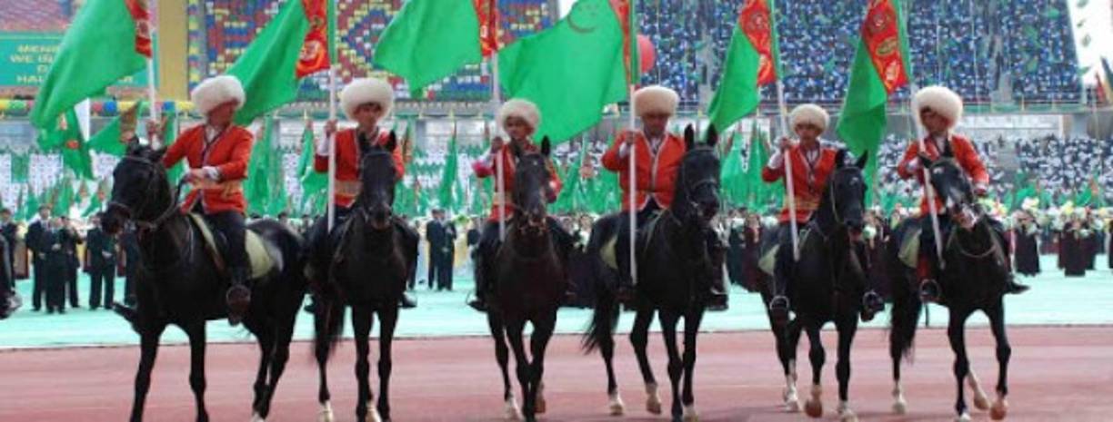 TURKMENISTÁN<br/>De África saltamos a las mesetas del Asia Central, donde se encuentra Turkmenistán, una exrepública soviética independiente desde 1991.<br/>El país se encuentra asentado en una encrucijada de civilizaciones que desde tiempos antiguos han cruzado por su territorio, más famosamente como una parada clave en la llamada “Ruta de la Seda”, que fue utilizada durante siglos como una vía para el comercio entre el mundo occidental y China.<br/>En fechas más recientes, y en medio de la pandemia por el coronavirus, algunos medios han denunciado que el gobierno trata de ocultar los efectos de la pandemia en el país, deteniendo a quien hable de ella, use mascarilla o simplemente mencione el nombre de la enfermedad. <br/>Ante esta política no puede descartarse que existan algunos casos el país, pero hasta que esos informes no vean la luz, el país sigue estando, oficialmente, libre de coronavirus.<br/>