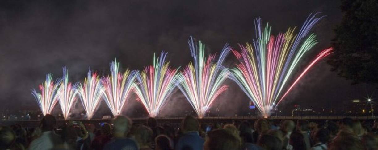 En Boston, Massachusetts, los fuegos artificiales iluminaron el puente sobre el río de Charles.