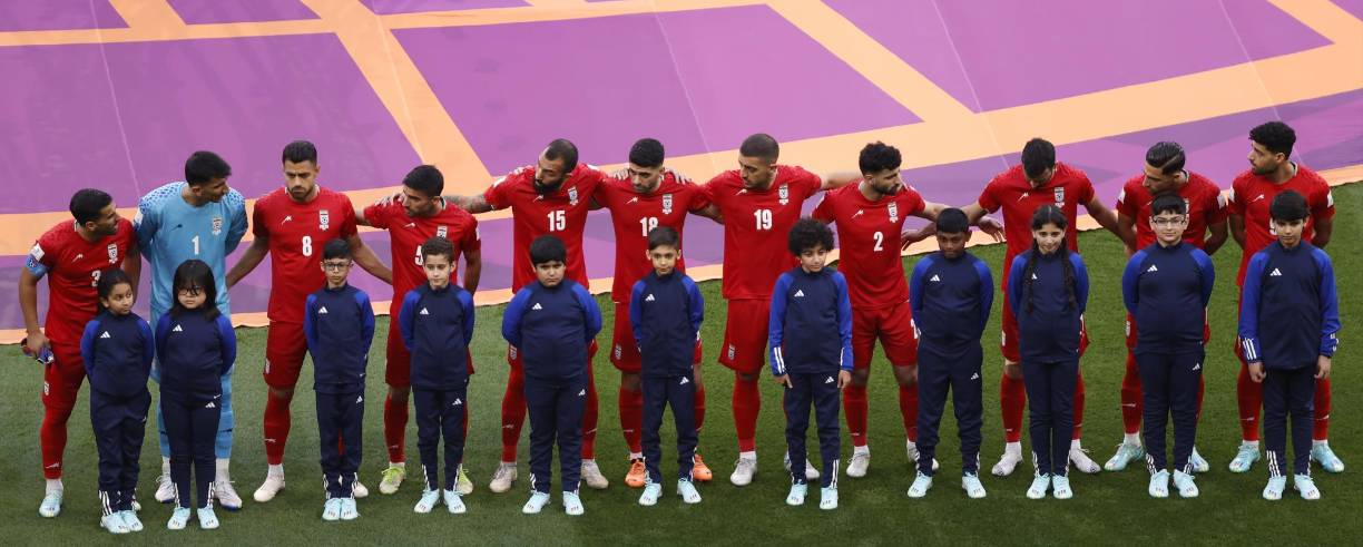 Los once jugadores del equipo titular de <b>Irán</b> que se enfrentaron este lunes a <b>Inglaterra</b>, en partido del Grupo B del Mundial de Qatar, se abstuvieron de cantar el himno nacional de un país que vive desde hace dos meses una ola de protestas contra el estricto régimen iraní.