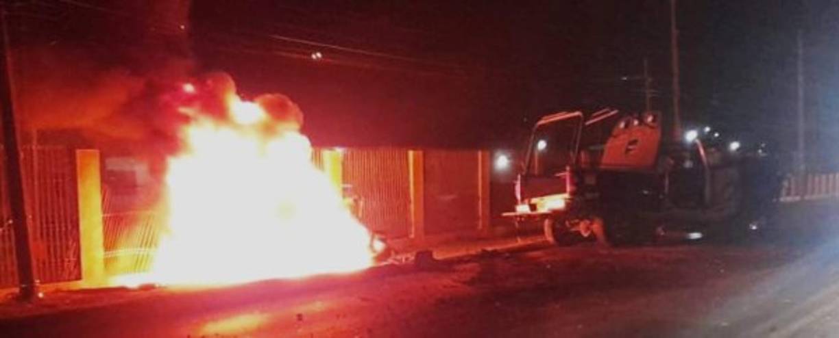 Los delincuentes viajaban en un pick-up color blanco. Desde allí dispararon a los agentes.