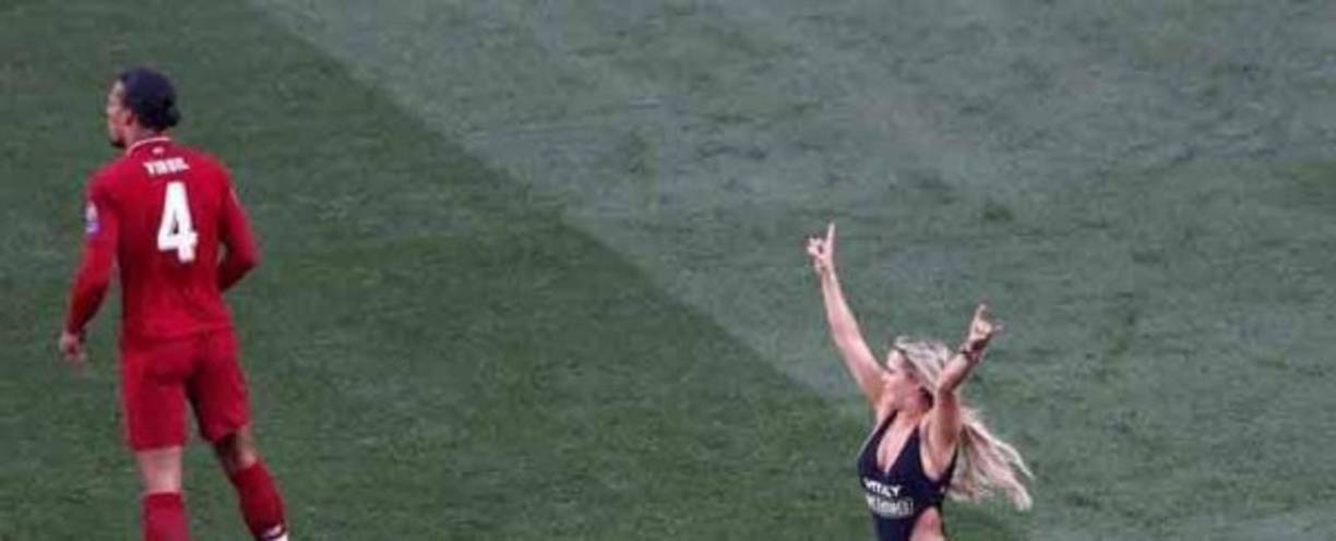 La modelo vestía un traje de baño negro y zapatillas blancas en el momento que ingresó al partido de la final. Ella administra el canal de Youtube Vitaly Uncensores que cuenta con diez millones de suscriptores.