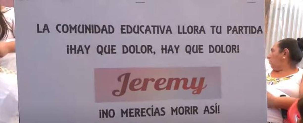 Doña Claudia Almendárez, madre de Jeremy, lamentaba en medio de su llanto el hecho de no haber estado cerca de su hijo para poder defenderlo del vil ataque.