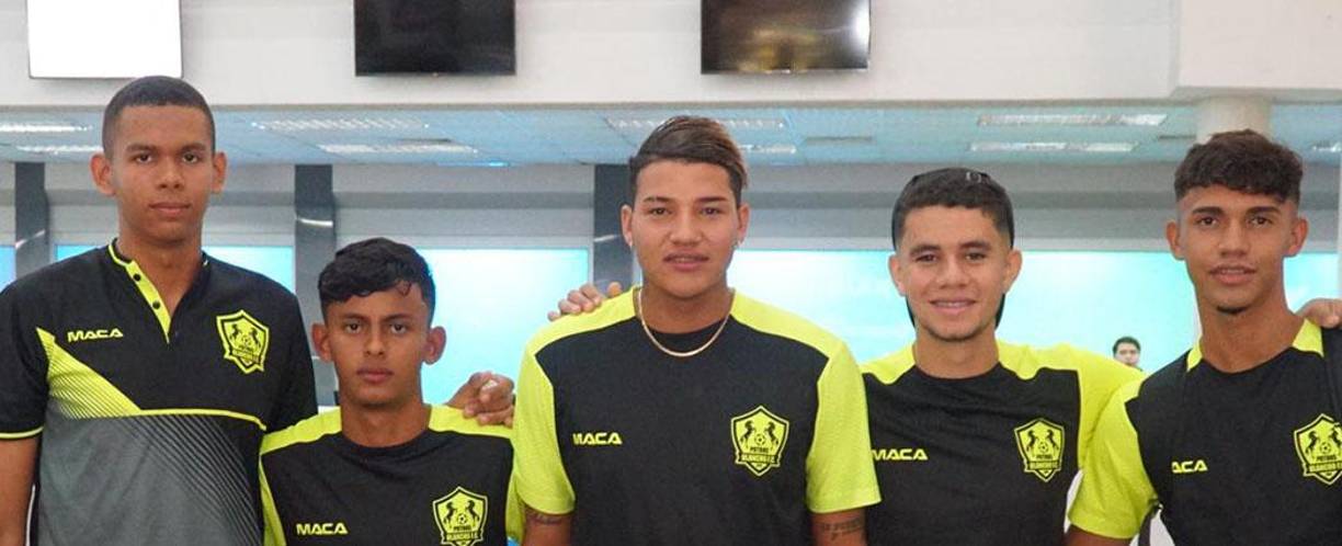 Cinco futbolistas del Olancho FC viajaron a Italia para someterse a una prueba al Napoli. Ellos son: Óscar Montes, Ariel García, Ángel Villatoro, Óscar Mendoza y Marcos Chávez. 