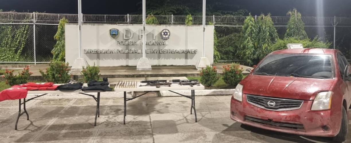 El vehículo es un turismo, color rojo, marca Nissan (Sentra), con placa HBE 7991, la cual pertenece a otro carro, detallaron las autoridades.