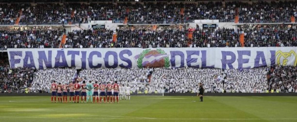 'Fanáticos del Real'. Con este mosaico recibió la afición madridista a su equipo.