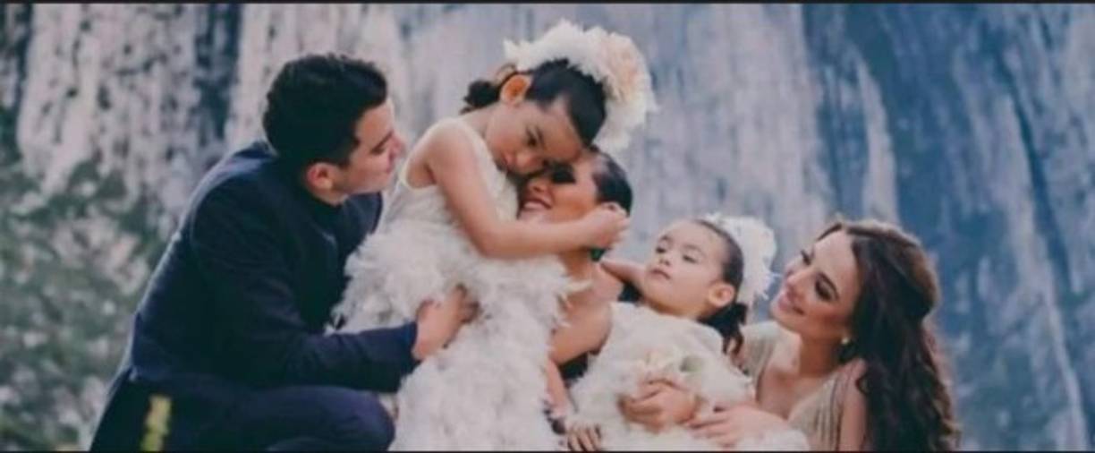 'Mientras yo me desahogaba y apretaba los dientes, tú seguías con tus rutinas de trabajo y de toda la familia al pendiente, ella se fue un día nublado y frío. Con ella estuvimos mis hermanas, familia y yo hasta el último momento, les puedo decir que tuve la fortuna de la cual le doy gracias a Dios por permitirme bendecirla al darle el último abrazo, el último beso, la última bendición y mis últimas palabras'. <br/><br/>'Minutos antes de su partida me tocó estar orando tomado de su mano y junto a otro hermano, yo sé que me escuchaste, tu frecuencia cardiaca y presión se elevaron al cantarte salmos y hablarte de él, me tocó aceptar los planes que Dios tenía para ti, no creo poder olvidar el momento en verte partir, no existen palabras para describir lo que sentí, solo se que algo en mí se desprendió y junto a ti se marcho.... #loveyoumom #seeyousoon #rip', finaliza la primera parte de su hermoso texto.