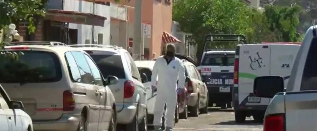 La suegra del agresor, de 45 años, murió al interior de la agencia.