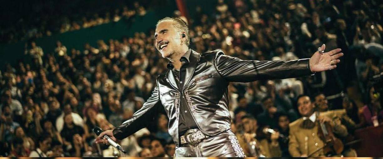 El cantante de regional mexicano recibió varios comentarios en donde destacan lo apuesto que es a sus 52 años, pero sin duda el escrito que más impresionó es en donde aseguran que el parecido con “El Charro de Huentitán” es sorprendente.