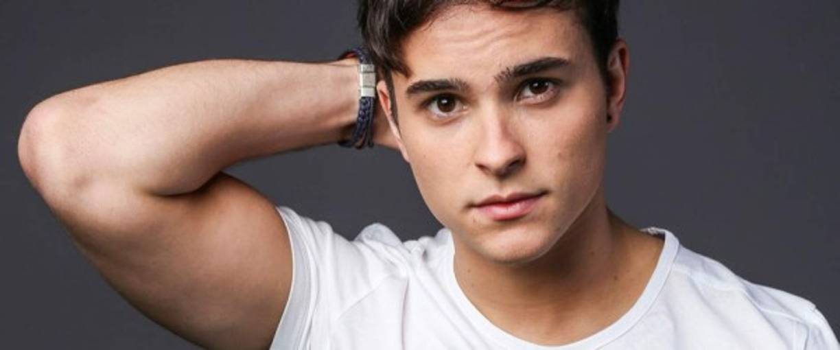 El cantautor, modelo y actor chileno Augusto Schuster fue confirmado para la edición 2018 del Festival de Viña del Mar. Schuster comenzó su carrera como actor en las series juveniles 'Amango y Química', 'El juego del amor'. También fue parte del elenco de la teleserie 'Corazón Rebelde' y actualmente forma parte del área dramática de 'Mega'. Como cantante sacó este pasado 2017 su primer disco: Bonsái.