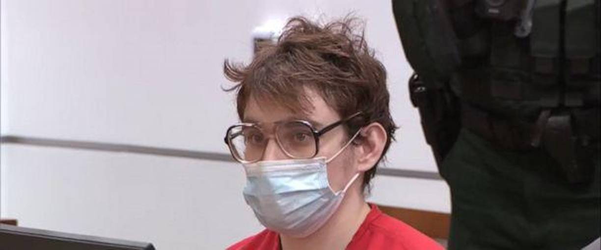 Tres de los doce miembros del jurado votaron en ese entonces en contra de ejecutar a Cruz, alegando que sufría problemas mentales, por lo que al joven se le perdonó la vida, un veredicto que suscitó la indignación de una gran mayoría de los familiares de las víctimas.