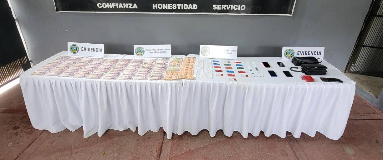 Los agentes lograron decomisar 67 mil 700 lempiras, 16 tarjetas de crédito y débito, 25 tarjetas sim card de celulares, cuatro teléfonos celulares y varios depósitos de banco. 