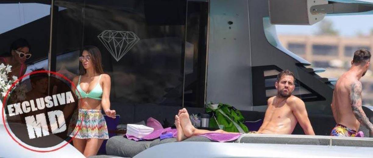 El portal Mundo Deportivo reveló algunas fotografías en donde se ve a Antonela, Lionel Messi y Cesc. 