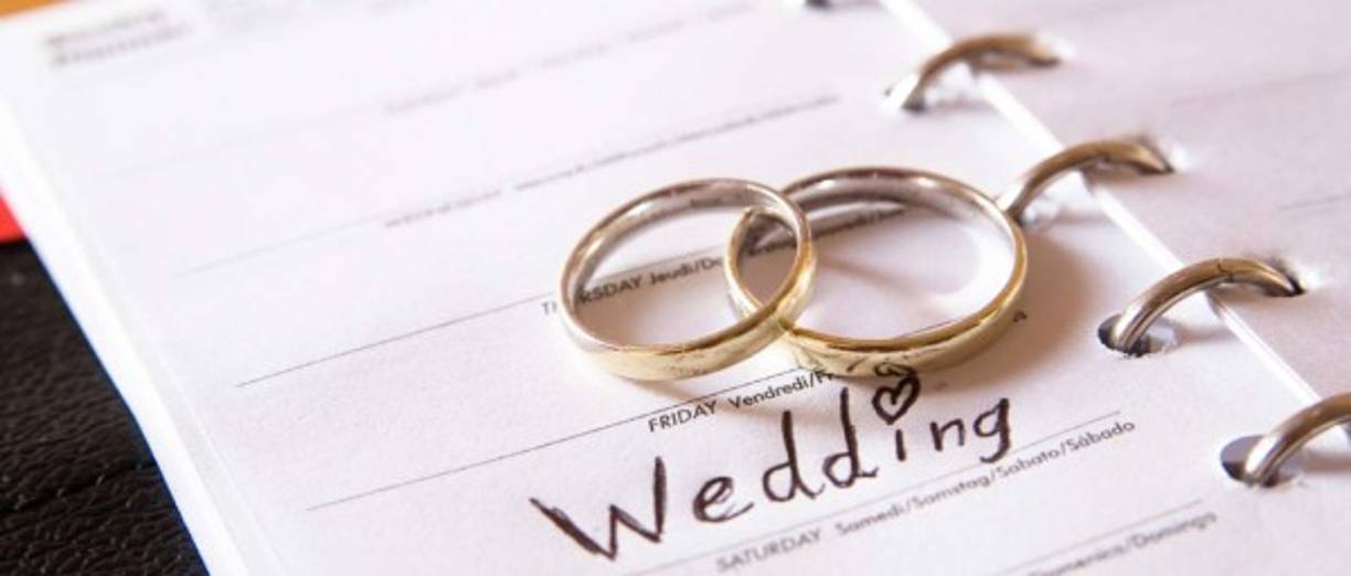 Países donde el anillo de bodas se pone en la mano derecha: Noruega, Dinamarca, Austria, Polonia, Bulgaria, Rusia, Portugal, España, Bélgica (algunos de sus territorios), Georgia, Serbia, Ucrania, Grecia, Letonia, Ungría, Colombia, Cuba, Perú, Venezuela.