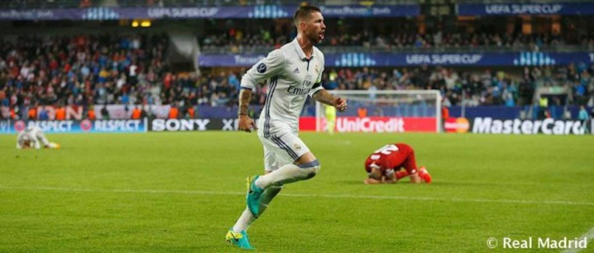 Un gol de Dani Carvajal en el minuto 119 dio al Real Madrid su tercera Supercopa de Europa, un título que un atrevido y notable Sevilla acariciaba hasta que Sergio Ramos forzó la prórroga, de nuevo en el minuto 93. Bien pudo haberse llevado el triunfo el Sevilla, que fue mejor en noventa minutos contra un diezmado Madrid. Acarició la venganza de la derrota hace dos años en Cardiff (Gales) en la misma competición, pero, como en 2015 en Tiflis frente al Barcelona, cayó en la prórroga en un partido lleno de emoción disputado en Trondheim (Noruega). Tanto Zidane como Sampaoli sorprendieron de salida. El francés puso de inicio a Kovacic y Asensio y dejó en el banquillo a Benzema, el único miembro de la BBC disponible. El técnico argentino, en su debut oficial con el Sevilla, eligió a Kiyotake, Iborra y Vitolo y reservó a Konoplyanka, Kranevitter y Sarabia.