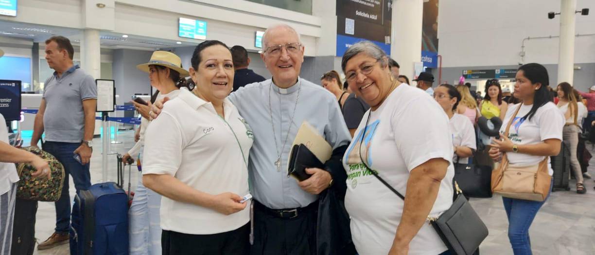 El carisma de monseñor Ángel Garachana quedó en manifiesto a su salida del país.