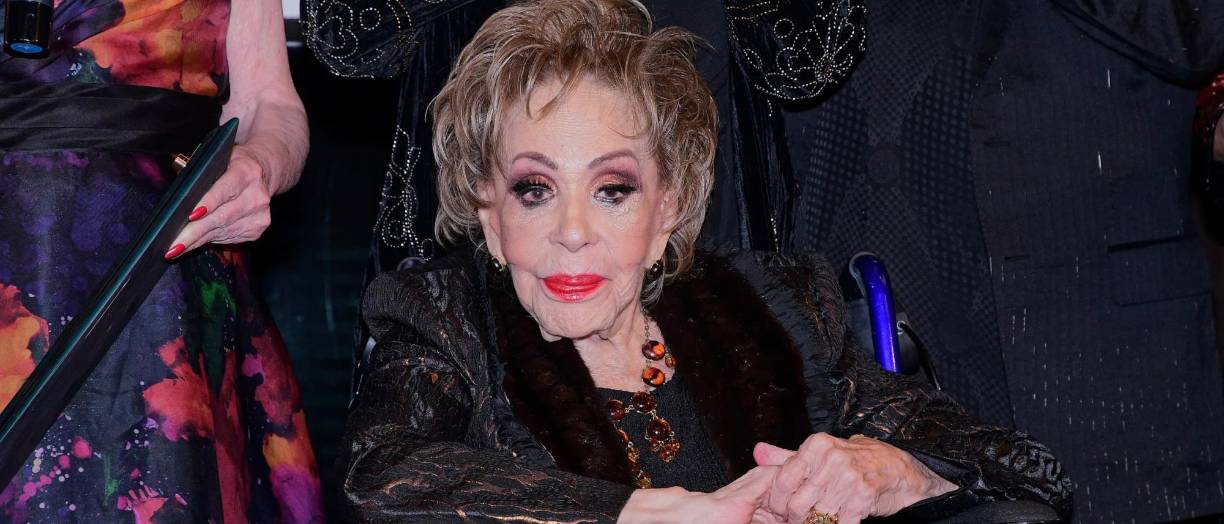 La actriz mexicana Silvia Pinal, la última diva del cine nacional, falleció ayer jueves a los 93 años, luego de permanecer varios días ingresada en un hospital de la Ciudad de México debido a una infección urinaria, informaron sus familiares, según EFE. Actriz, empresaria, productora, presentadora de televisión y hasta política, Pinal, nacida el 12 de septiembre de 1931 en Guaymas, en el norteño estado de Sonora, deja un legado de casi 60 años. 