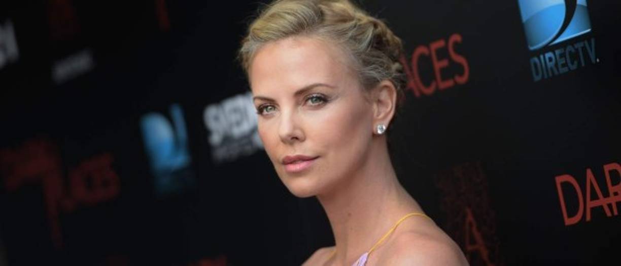 Charlize Theron nació el 7 de agosto de 1975, es una actriz y modelo sudafricana nacionalizada estadounidense.
