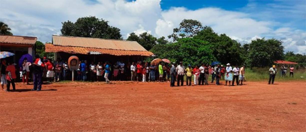 En la remota Kaukira el féretro con el cuerpo de Carolina Echeverría fue recibido entre aplausos que se fundieron durante minutos. El llanto de algunos pobladores salió a relucir mientras destacaron que era una representante constante de las comunidades de la Mosquitia.