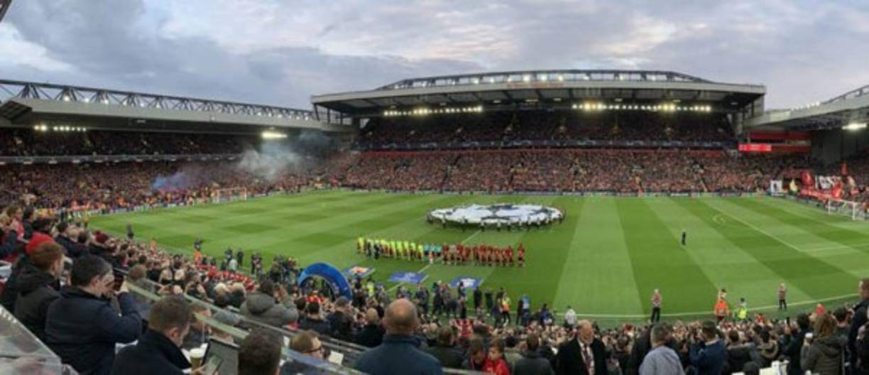El estadio de Anfield lució sus mejores galas para el choque entre Liverpool y Barcelona por la vuelta de semifinales de la Liga de Campeones.