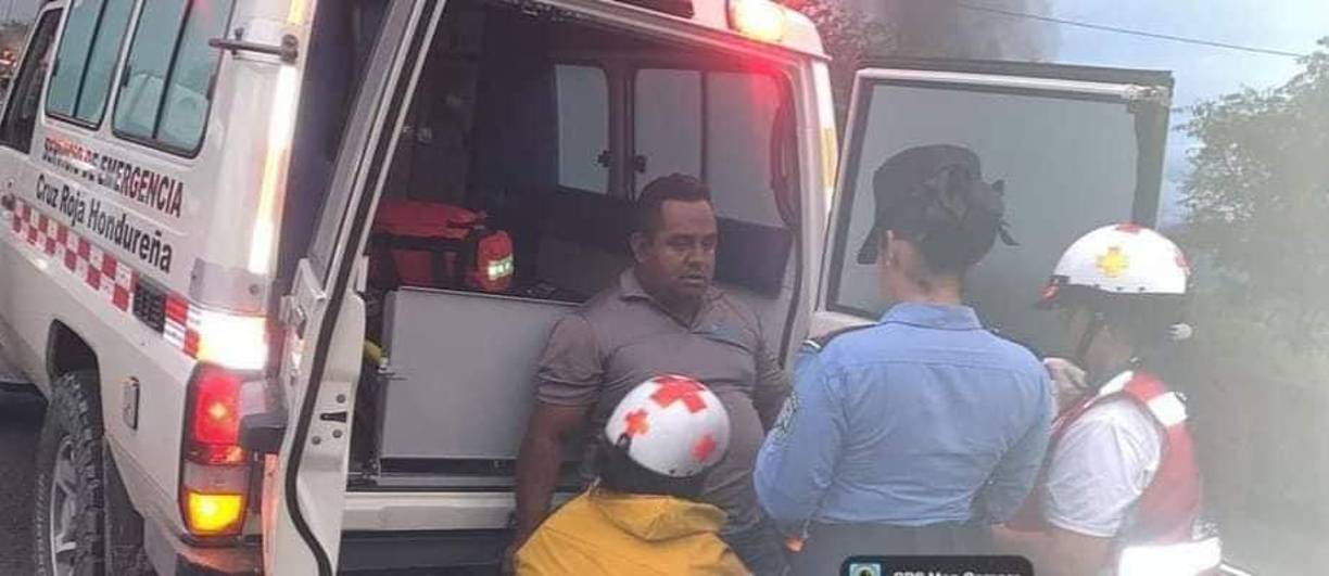 El conductor cuando era atendido por la Cruz Roja Hondureña.