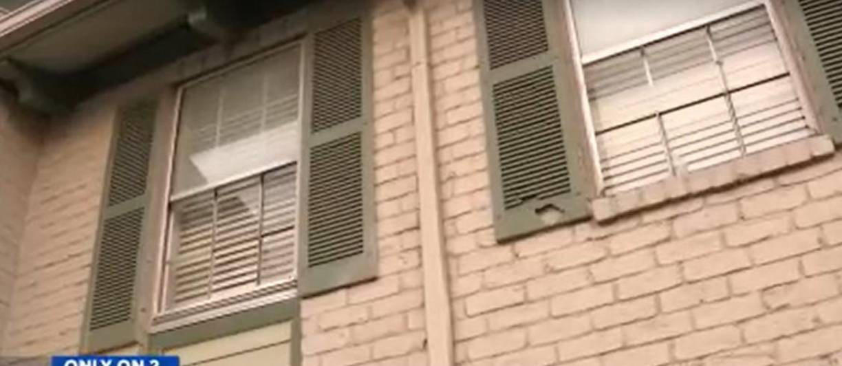 “Yo estaba profundamente dormida, cuando sentí que tocaban, pensé que era mi marido y de repente veo al hombre”, relató a Click2houston.