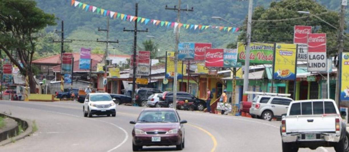 Como el Lago de Yojoa está entre San Pedro Sula y otras ciudades grandes como Comayagua, Siguatepeque, Tegucigalpa, La Paz, y la zona sur de Honduras, muchos de los viajeros que transitan entre estas ciudades aprovechan su paso por el Lago para hacer un alto en el camino; y disfrutar de todas las actividades que se pueden realizar en el lugar.<br/>