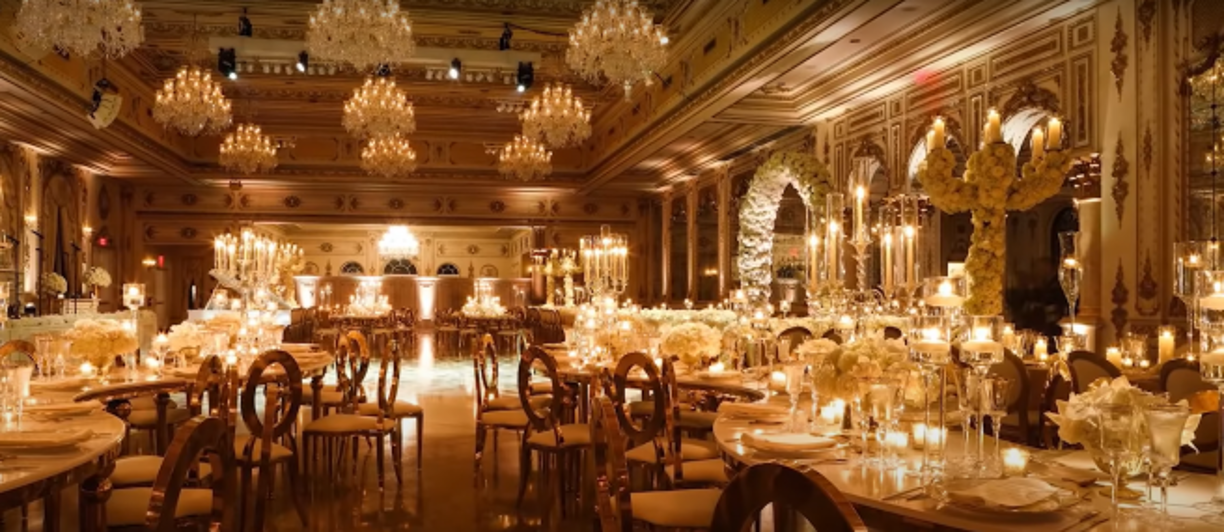 La propiedad fue adquirida por Trump en 1985 por aproximadamente 10 millones de dólares y fue usada como su residencia privada hasta 1995. En abril de 1995 la mansión se convirtió en un club.