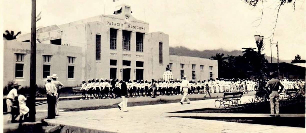 De acuerdo con el libro “Memorias de un San Pedro”, de Gonzalo Luque, La primera vez que los sampedranos vieron una película de cinematógrafo fue en 1911 en el salón de la Escuela de Niñas y en el Cabildo Municipal, gracias a un cinematógrafo ambulante lo trajo el español Luis Luque Alva.