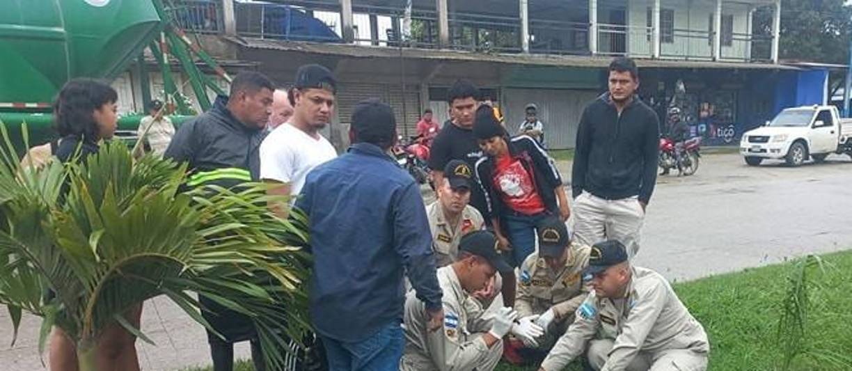 Al lugar llegaron elementos del Cuerpo de Bomberos para auxiliar al joven.