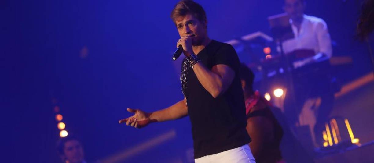 Este nuevo trabajo llega después del éxito de su último álbum, ‘Espiral’, que acumula ya más de un millón de reproducciones en plataformas digitales y ha conseguido hacer bailar a miles de personas contando la experiencia de un hombre que pasa tres semanas sin intercambiar palabra alguna con su pareja, olvidando incluso las promesas que se hicieron. En su promoción anda este artista con la misma ilusión y ganas con las que comenzó su carrera hace ya seis lustros.