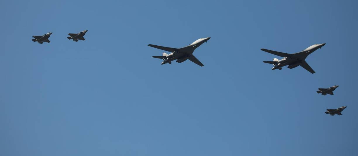 “La OTAN continuará tomando todas las medidas necesarias para proteger y defender a todos los aliados, incluso reforzando la parte oriental de la alianza”, señaló el jefe del bloque militar, Jens Stoltenberg.