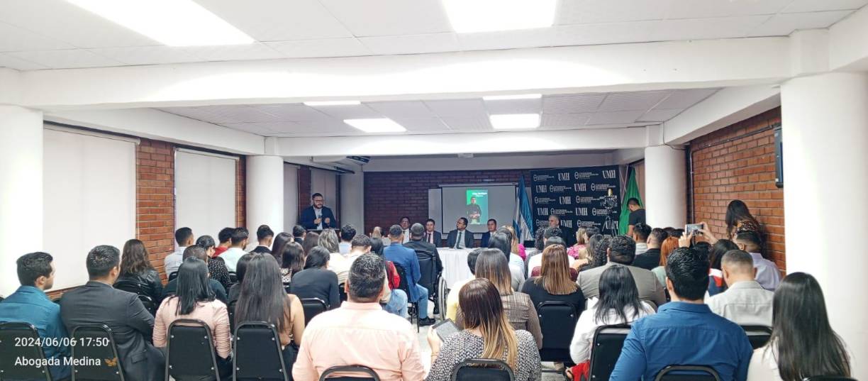 Los académicos de la mesa principal reflexionaron sobre el libro de Flores