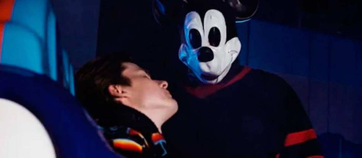 Mickey también será el protagonista de otra película de terror slasher titulada ‘Mickey’s Mouse Trap’, sobre un grupo de amigos adolescentes que son aterrorizados por un asesino que usa la máscara del popular ratón para perseguirlos.