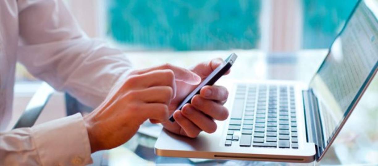 SERVICIOS EN LÍNEA<br/>Y hablando de teléfonos inteligentes, estos fueron los que hicieron posible los servicios en línea. Antes tenías que ir al banco y hacer fila para actualizar el saldo de tu cuenta de ahorro o para hacer otros trámites o transacciones (y muchos lo siguen haciendo). <br/>Ahora descargas una aplicación, ingresas y listo.