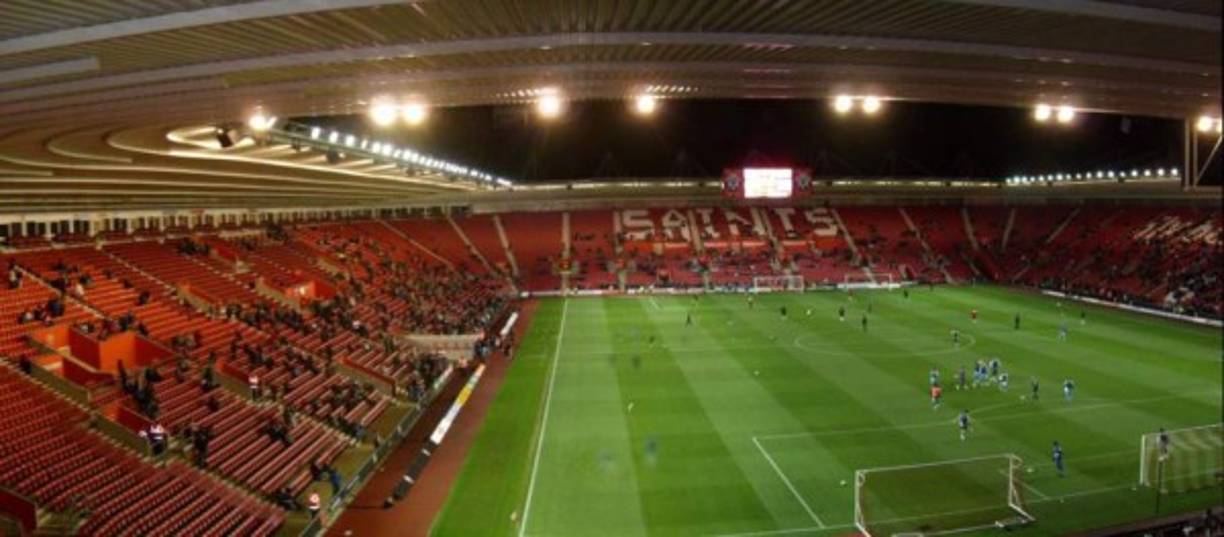 St Mary's Stadium - Inglaterra. Así que se dice que era un cementerio de la época medieval y los espíritus iniciaron a causar problemas, las paredes no eran sólidas, hasta que el dueño del estadio contrato a una bruja para que terminará con lo que allí sucedía, todo ello mediante un ritual celta.