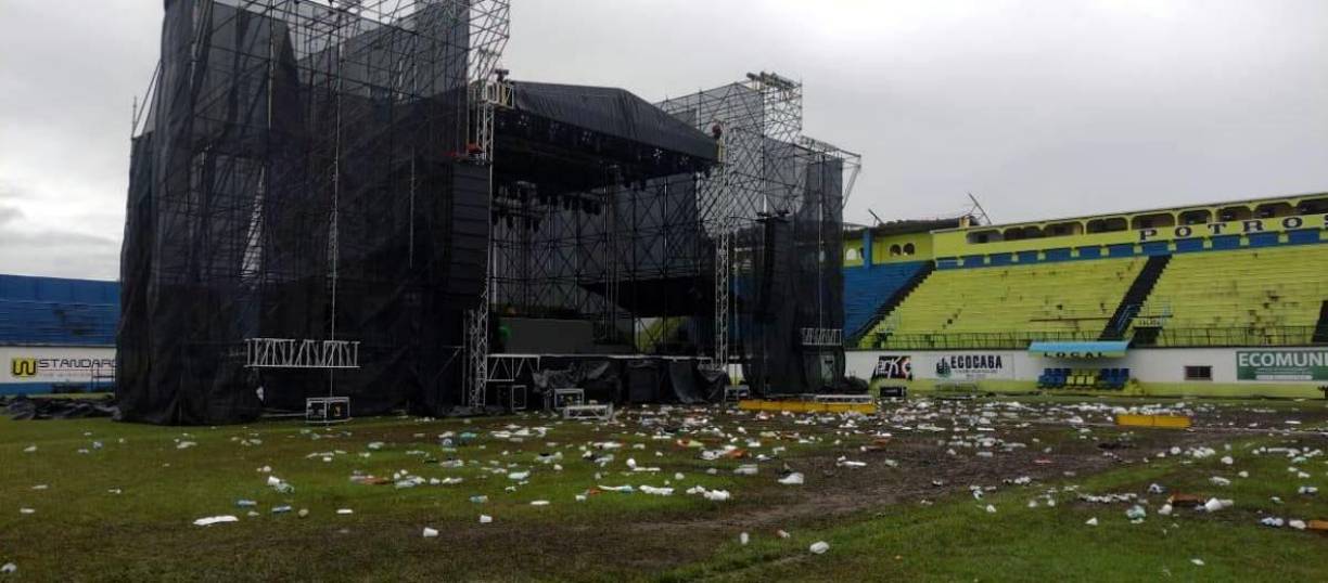 Entre lodo y basura quedó el campo del estadio Juan Ramón Brevé Vargas después del concierto.