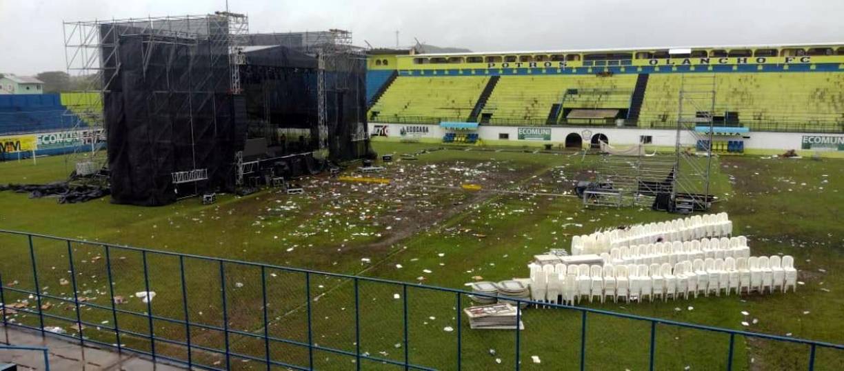 El estadio Juan Ramón Brevé Vargas fue rentado para el concierto y así quedó la grama después del evento: arruinada.