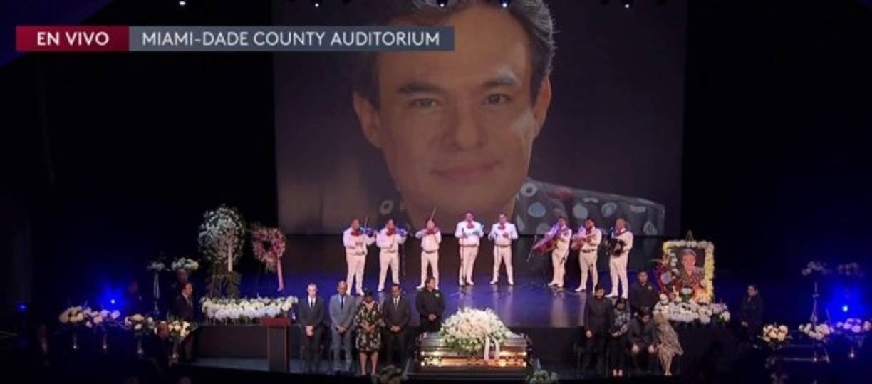 Aparentemente aplacadas las hostilidades, los tres compartieron este domingo el escenario, sin embargo, los hermanos se mantuvieron distanciados tomando un lado del escenario. Sara Sosa estuvo junto a su madre Sara Salazar.