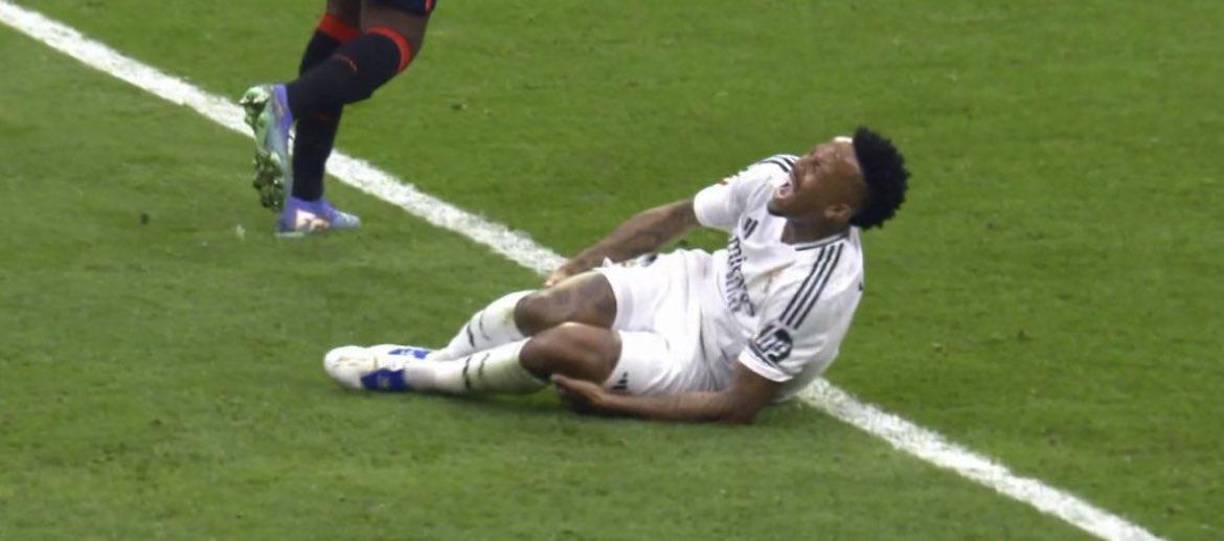 Militao cayó al césped entre claros gestos de dolor y en la transmisión se escuchaban sus estremecedores girtos sobre el terreno de juego. 